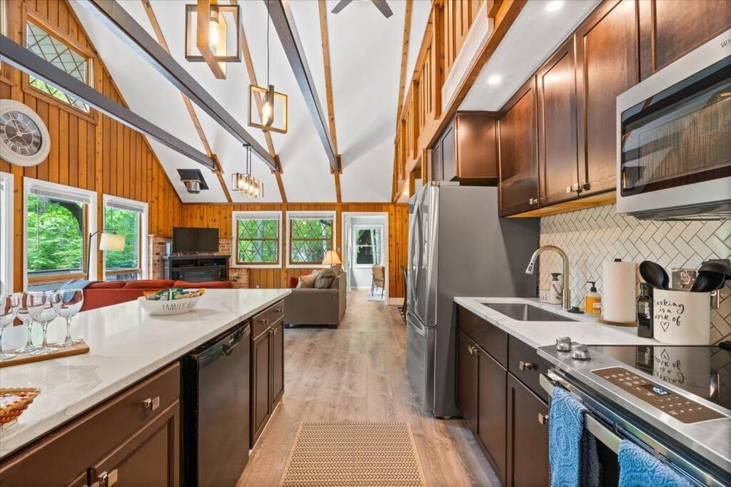 The Gingerbread House: 4 Bedroom Chalet, W/ Sunroom/Deck, Sleeps 12, Modern Amenities McGaheysville Екстер'єр фото