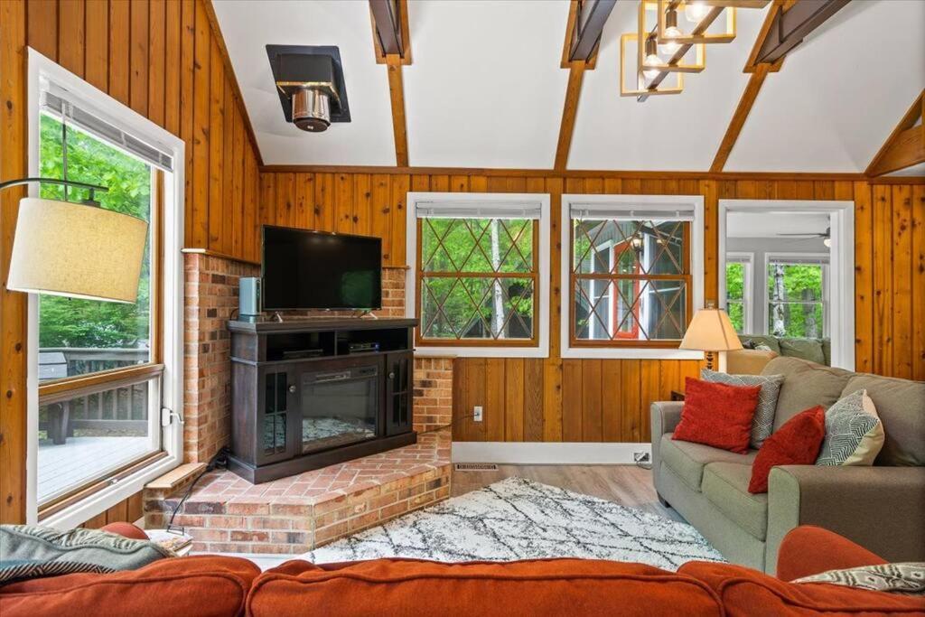 The Gingerbread House: 4 Bedroom Chalet, W/ Sunroom/Deck, Sleeps 12, Modern Amenities McGaheysville Екстер'єр фото